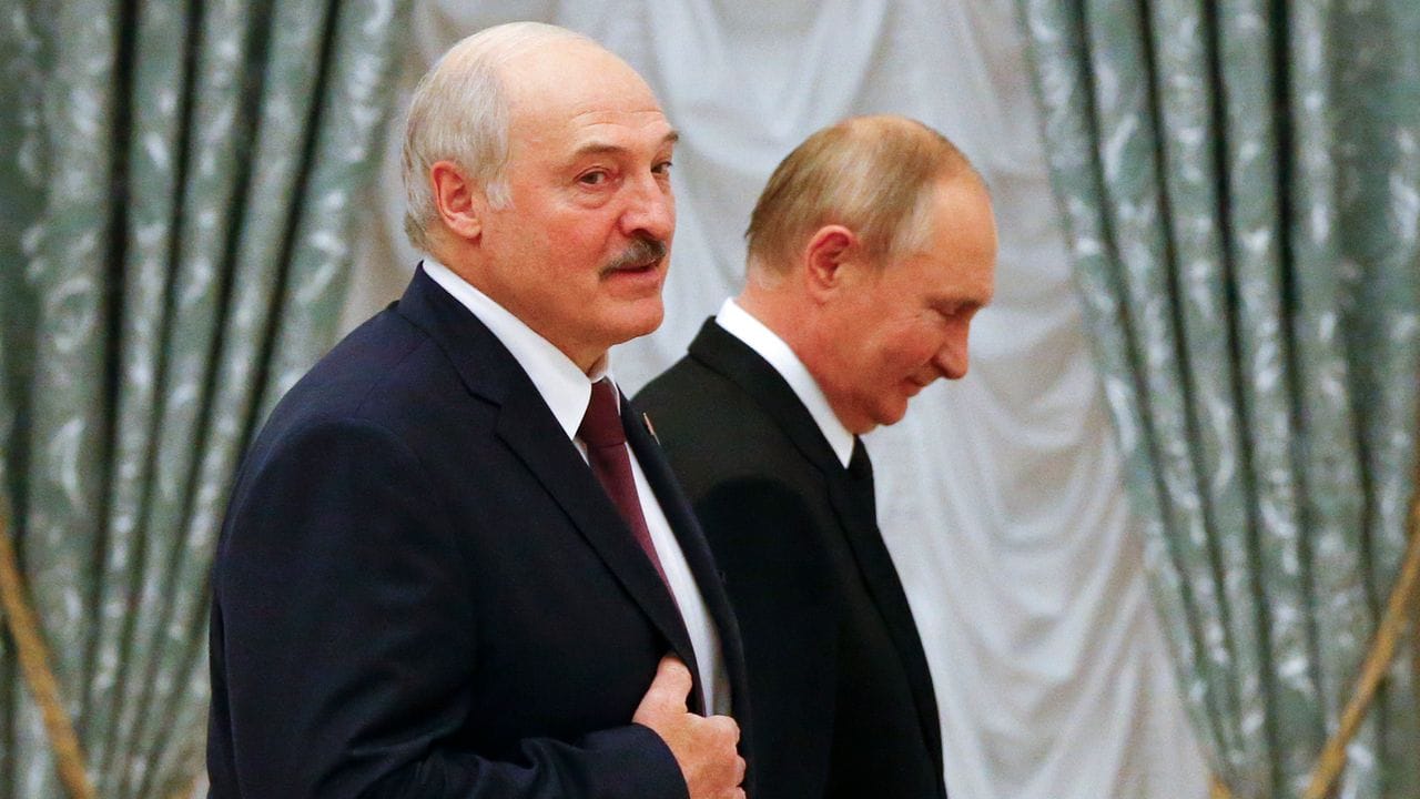 Alexander Lukaschenko (l), Präsident von Belarus, und Wladimir Putin, Präsident von Russland, gehen während einer gemeinsamen Pressekonferenz im Kreml durch den Saal. Alexander Lukaschenko (l), Präsident von Belarus, und Wladimir Putin, Präsident von Russland, gehen während einer gemeinsamen Pressekonferenz im Kreml durch den Saal.