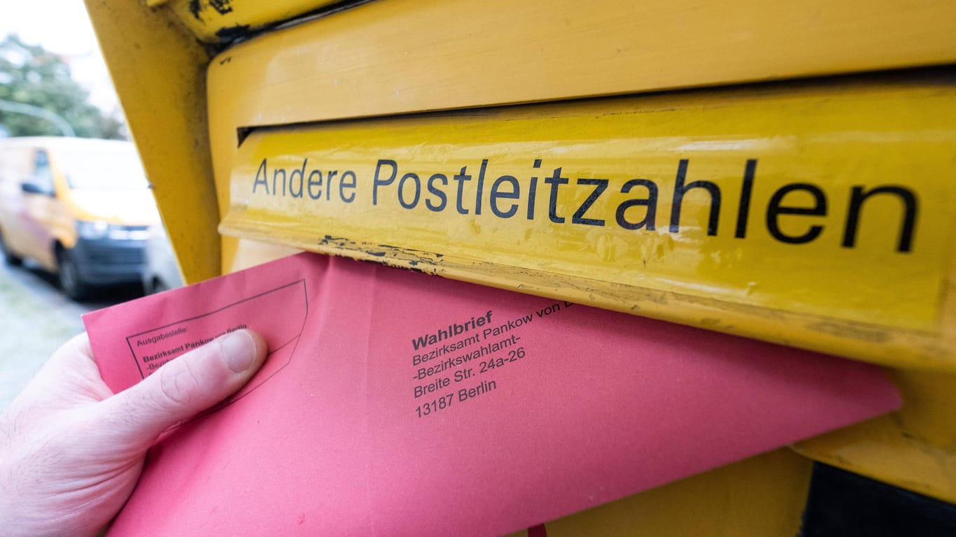 Ein Wahlbrief mit den enthaltenen Stimmzetteln wird eingeworfen: In Berlin ist das Interesse an der Briefwahl groß.