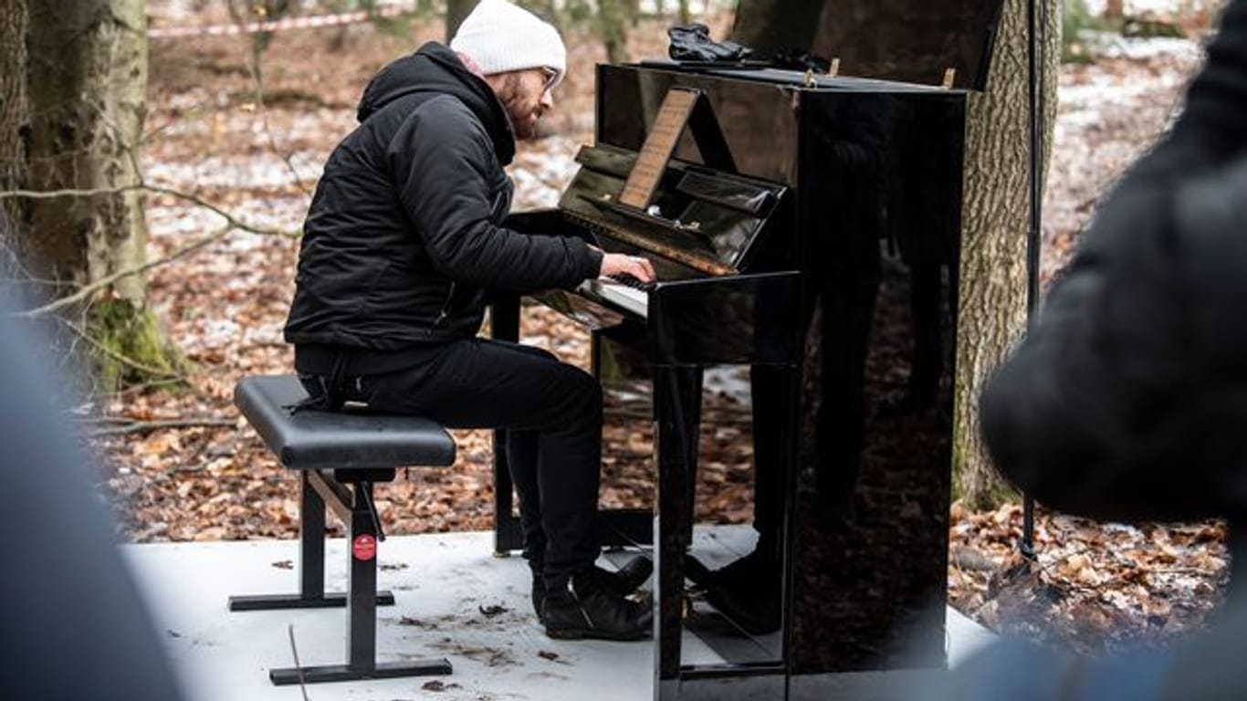 Der Pianist Igor Levit nimmt auf Einladung von Greenpeace an den Protesten gegen die Rodungen im Dannenröder Forst teil (2020).