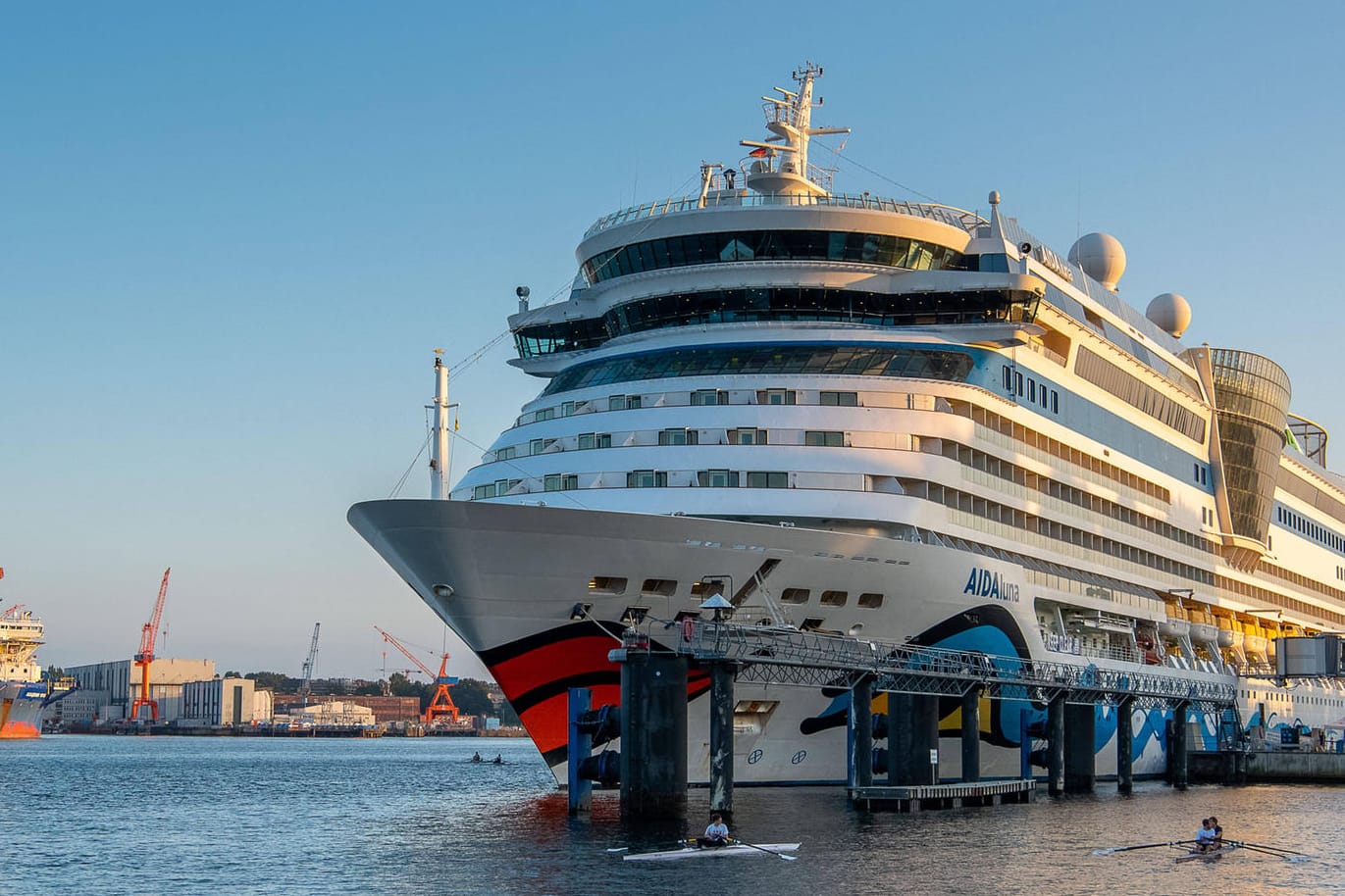 Aida-Kreuzfahrtschiff in Kiel: Die Branche nimmt wieder Fahrt auf.