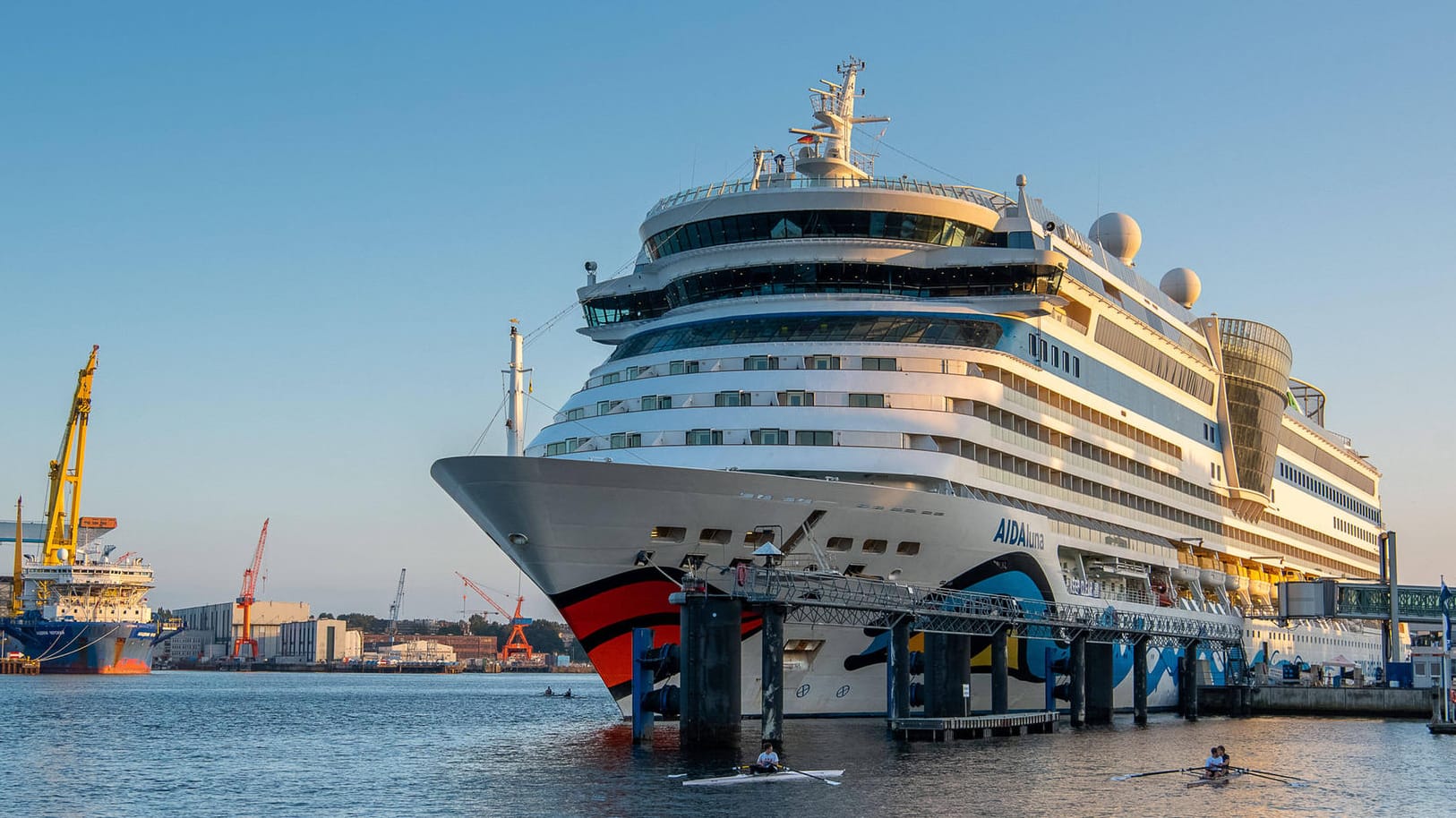 Aida-Kreuzfahrtschiff in Kiel: Die Branche nimmt wieder Fahrt auf.