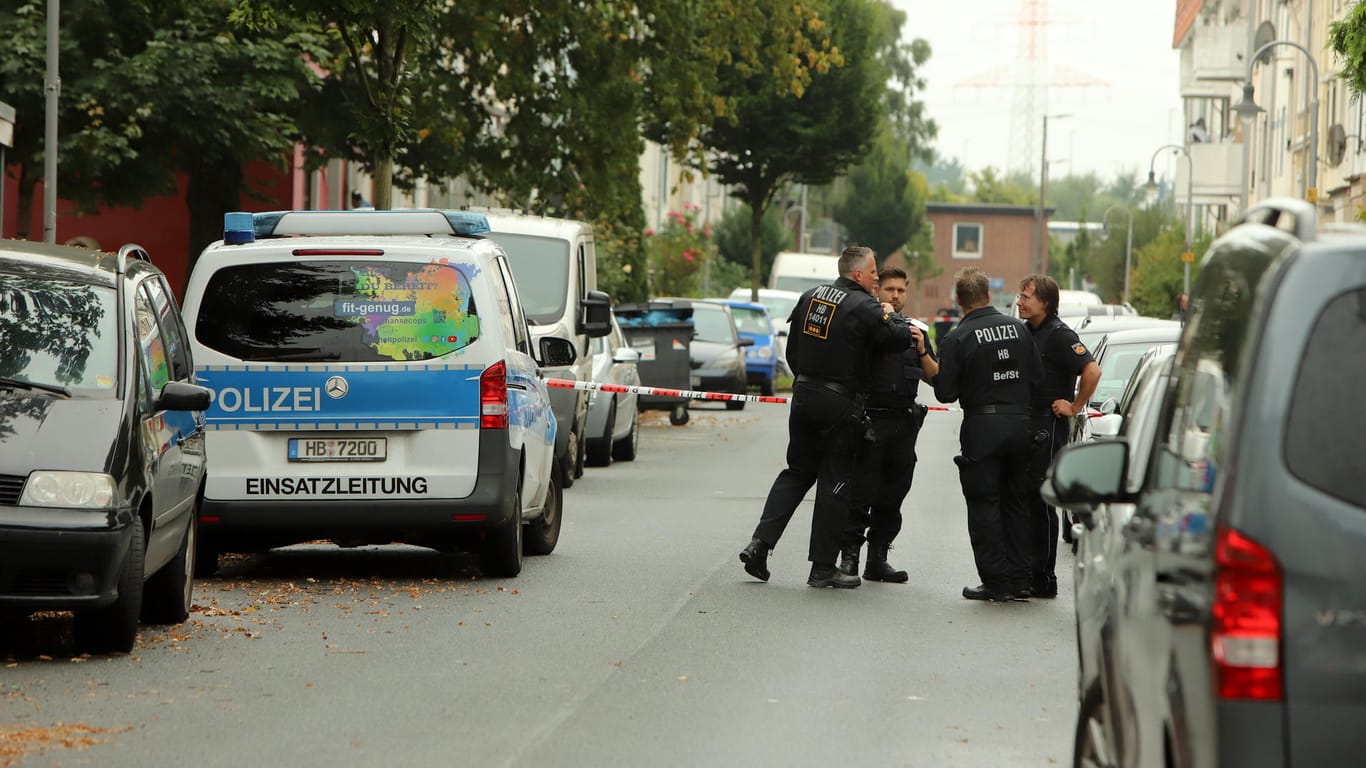 Polizeibeamte stehen in der Elbstraße in Bremen: Ein Anwohner hatte geschossen.