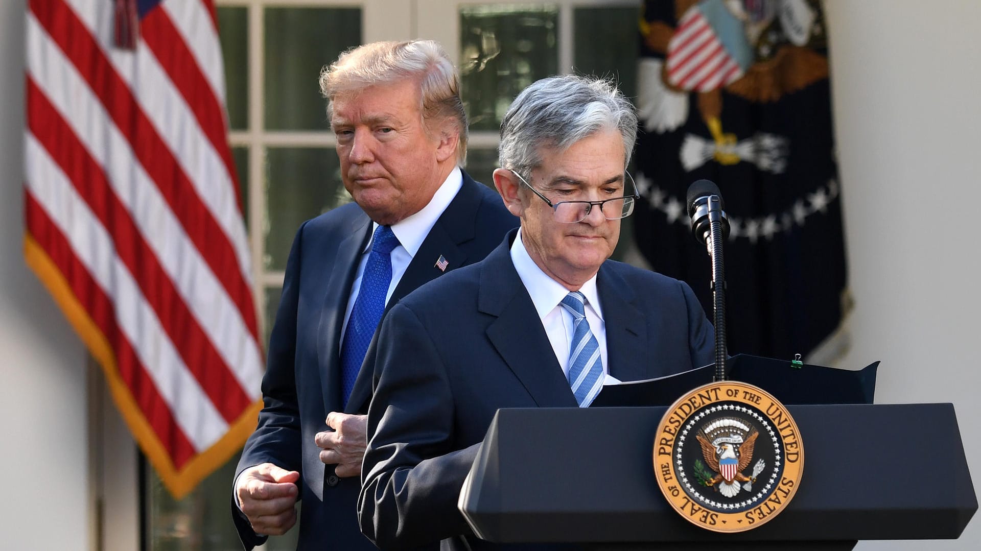 Donald Trump und Jerome Powell (r.): Dem Chef der amerikanischen Federal Reserve ist es zu verdanken, dass die Finanzmärkte im März 2020 nicht kollabierten. Donald Trump und Jerome Powell (r.): Dem Chef der amerikanischen Federal Reserve ist es zu verdanken, dass die Finanzmärkte im März 2020 nicht kollabierten.