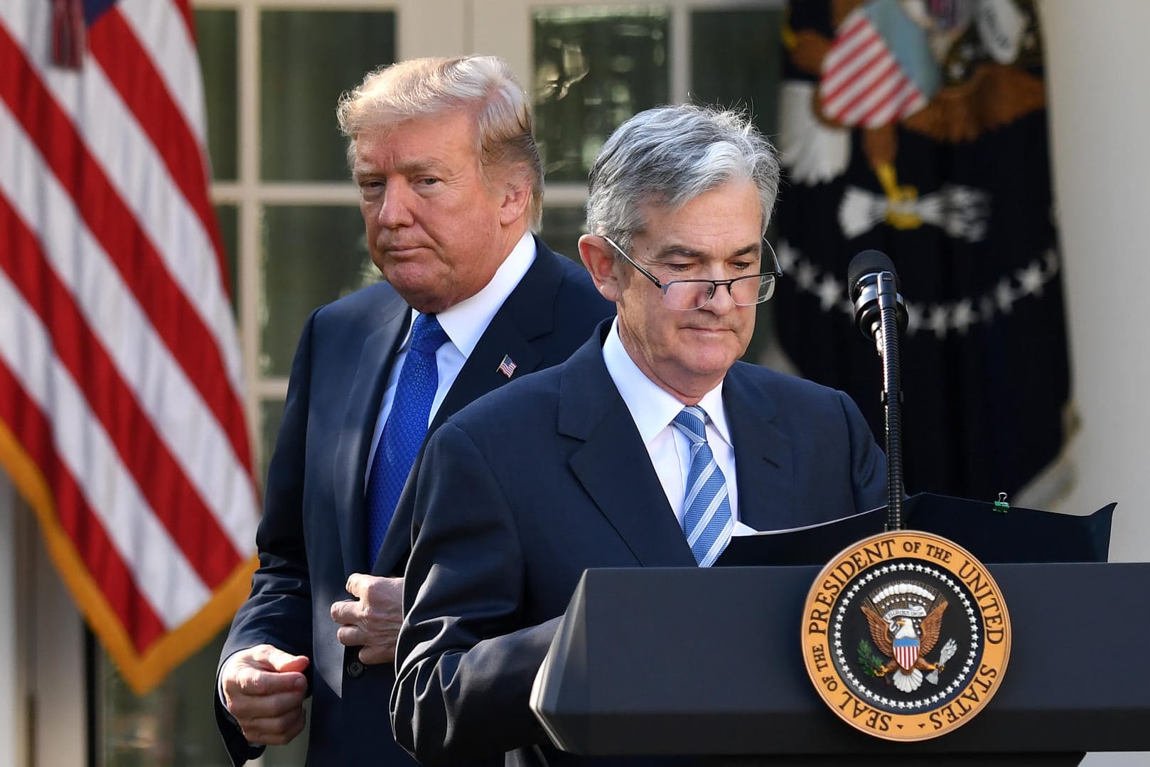 Donald Trump und Jerome Powell (r.): Dem Chef der amerikanischen Federal Reserve ist es zu verdanken, dass die Finanzmärkte im März 2020 nicht kollabierten.
