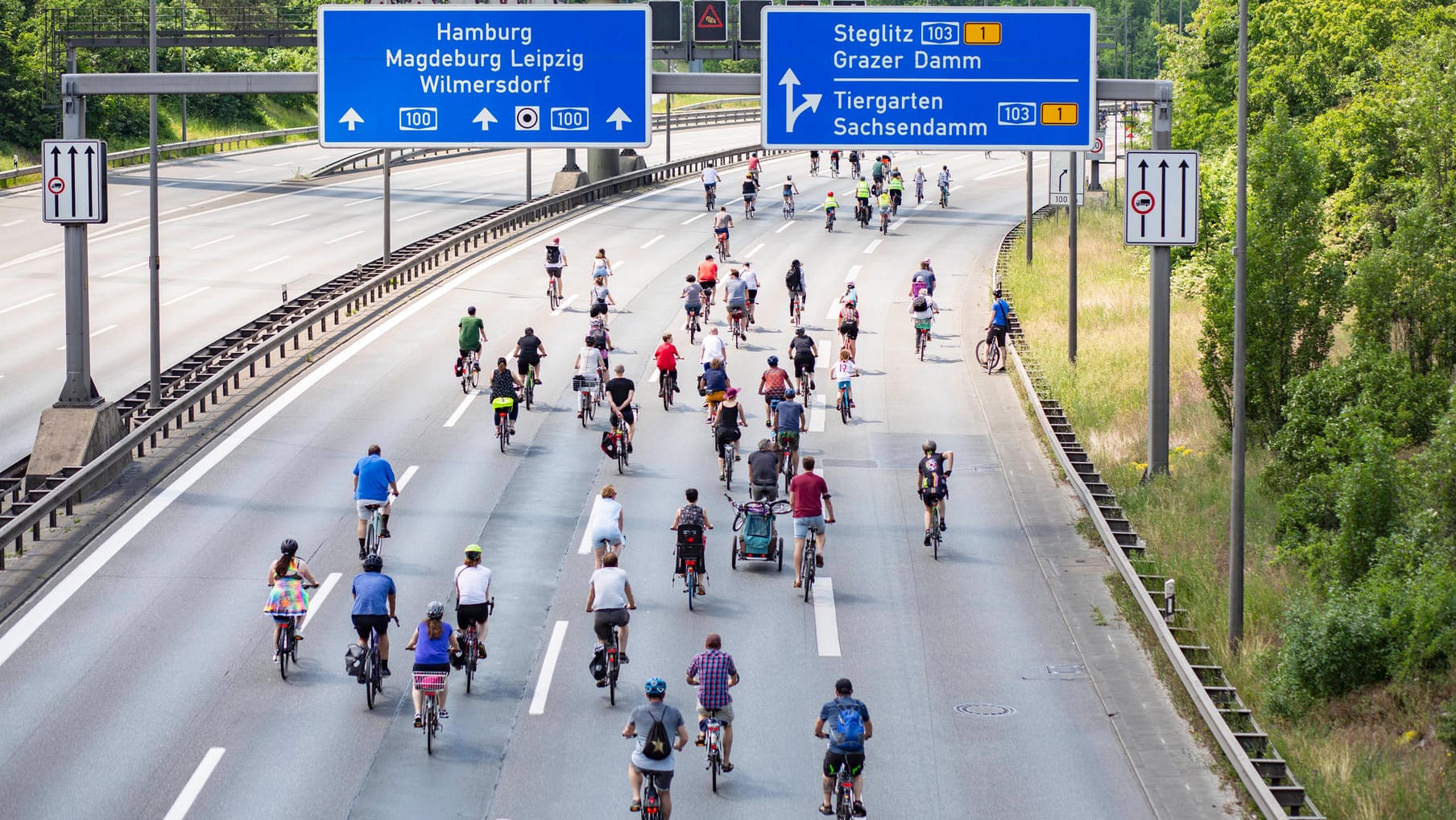 Fahrraddemo auf der A100 (Archivbild): Die Autobahn war für eine Protestfahrt gesperrt. Fahrraddemo auf der A100 (Archivbild): Die Autobahn war für eine Protestfahrt gesperrt.