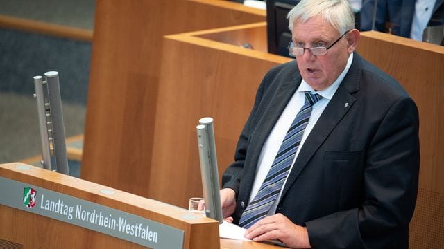Karl-Josef Laumann: "Wer sich also die Freiheit herausnimmt, sich nicht impfen zu lassen, (...) steht für die Folgen seiner Entscheidung selbst ein." Karl-Josef Laumann: "Wer sich also die Freiheit herausnimmt, sich nicht impfen zu lassen, (...) steht für die Folgen seiner Entscheidung selbst ein."