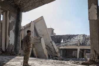 Rakka in Syrien: Ein Soldat steht zwischen den Trümmern der Stadt. (Archivbild)