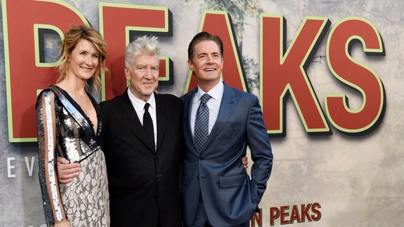 Der US-amerikanische Produzent und Regisseur David Lynch (M) und die US-Schauspieler Laura Dern und Kyle MacLachlan stehen bei der Premiere der Fernsehserie "Twin Peaks" zusammen.