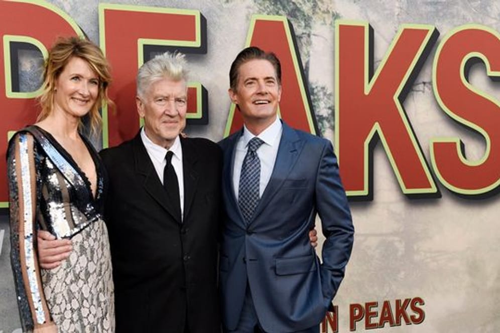 Der US-amerikanische Produzent und Regisseur David Lynch (M) und die US-Schauspieler Laura Dern und Kyle MacLachlan stehen bei der Premiere der Fernsehserie "Twin Peaks" zusammen.