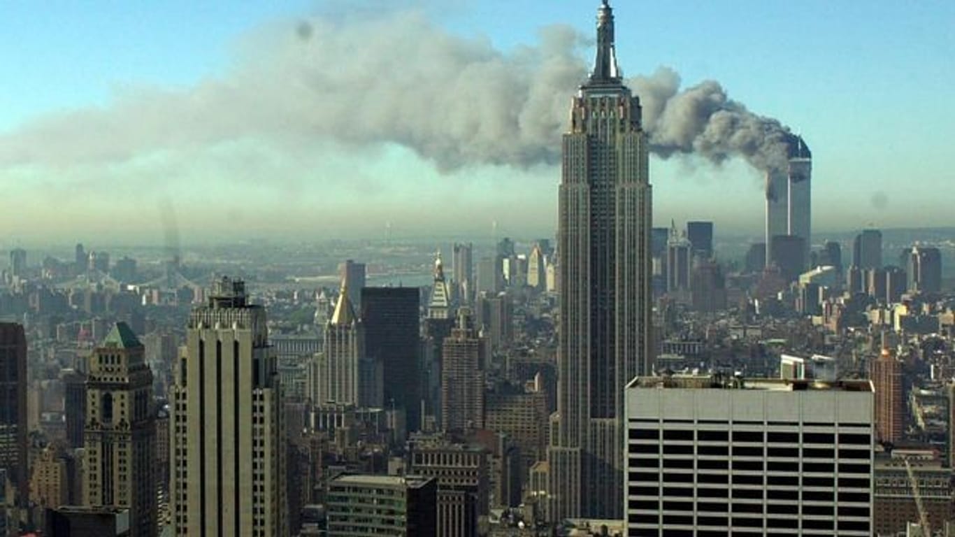 Ein Bild, das die Welt nicht vergisst: Rauchschwaden ziehen über die Skyline von New York City, nachdem zwei entführte Flugzeuge in die Zwillingstürme des World Trade Centers geflogen waren.