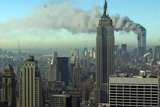 Ein Bild, das die Welt nicht vergisst: Rauchschwaden ziehen über die Skyline von New York City, nachdem zwei entführte Flugzeuge in die Zwillingstürme des World Trade Centers geflogen waren.