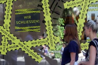 Schaufenster mit dem Schriftzug "Wir schließen": Durch die Corona-Krise haben viele Firmen Insolvenz angemeldet.