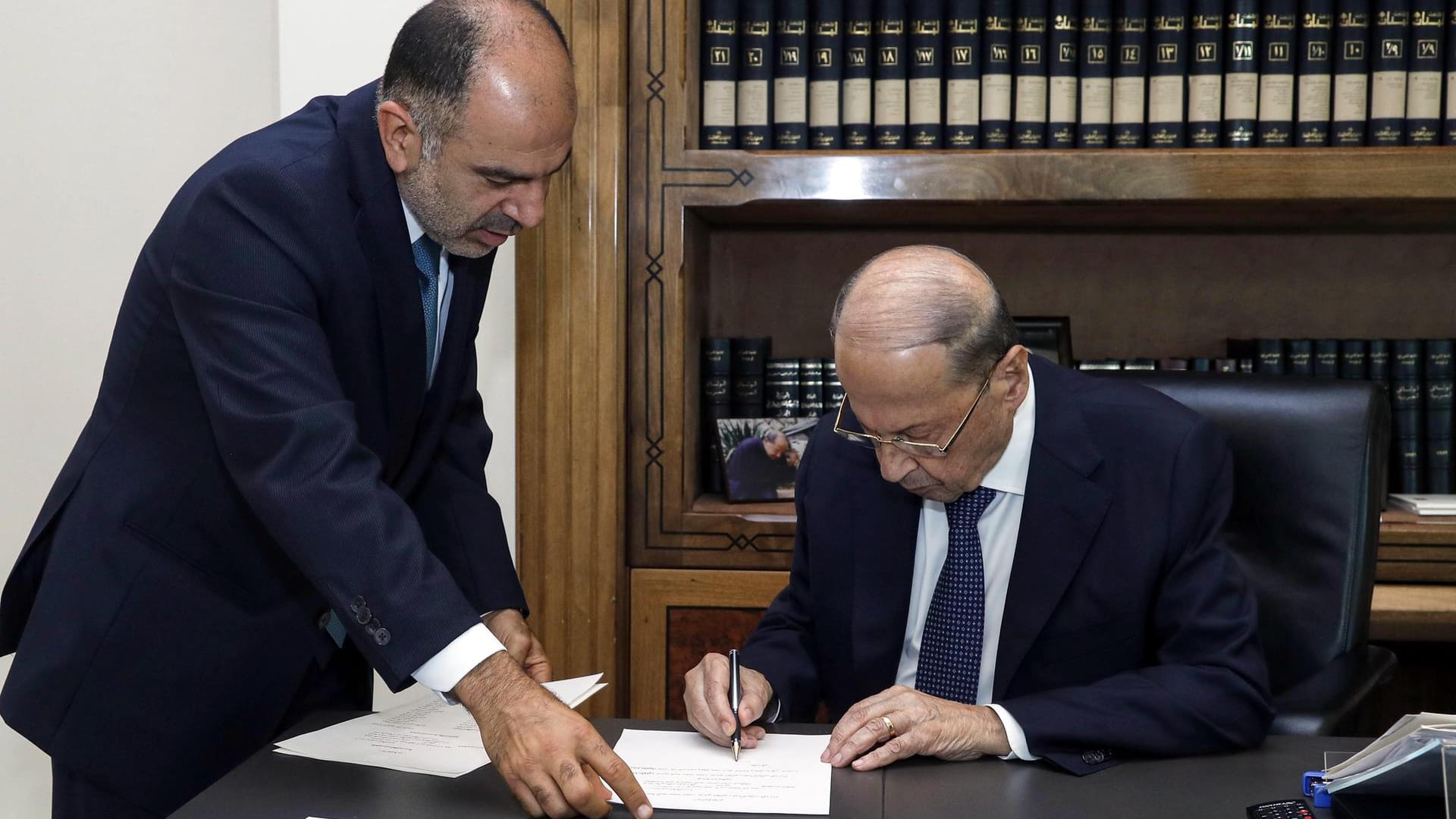 Michel Aoun (r), Präsident des Libanon, unterzeichnet ein Dekret zur Bildung einer lang erwarteten Regierung mit 24 Ministern: Eine Regierung ist die Bedingung für internationale finanzielle Unterstützung.