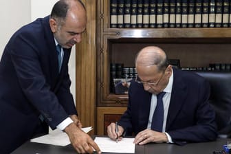 Michel Aoun (r), Präsident des Libanon, unterzeichnet ein Dekret zur Bildung einer lang erwarteten Regierung mit 24 Ministern: Eine Regierung ist die Bedingung für internationale finanzielle Unterstützung.