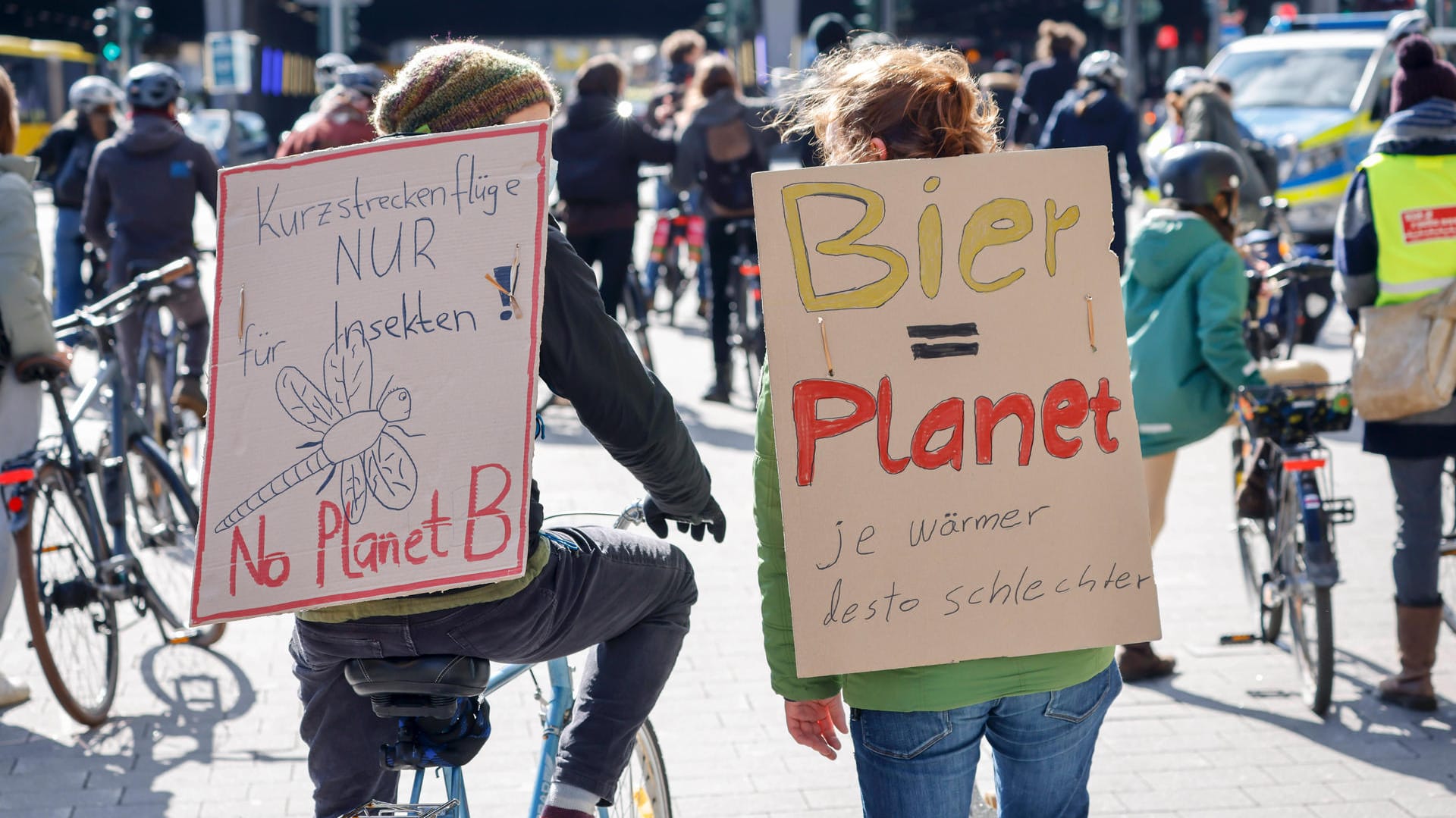 Weniger Fliegen für das Klima: Auch auf den Demonstrationen von Fridays for Future wird eine Einschränkung des Flugverkehrs immer wieder gefordert (Archivbild).