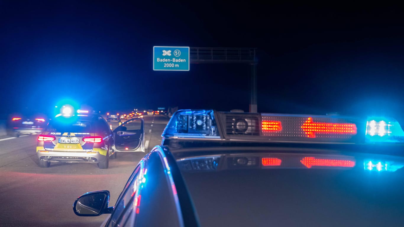 Polizeiwagen mit Blaulicht: Die Autobahn wurde vorübergehend gesperrt (Symbolbild).