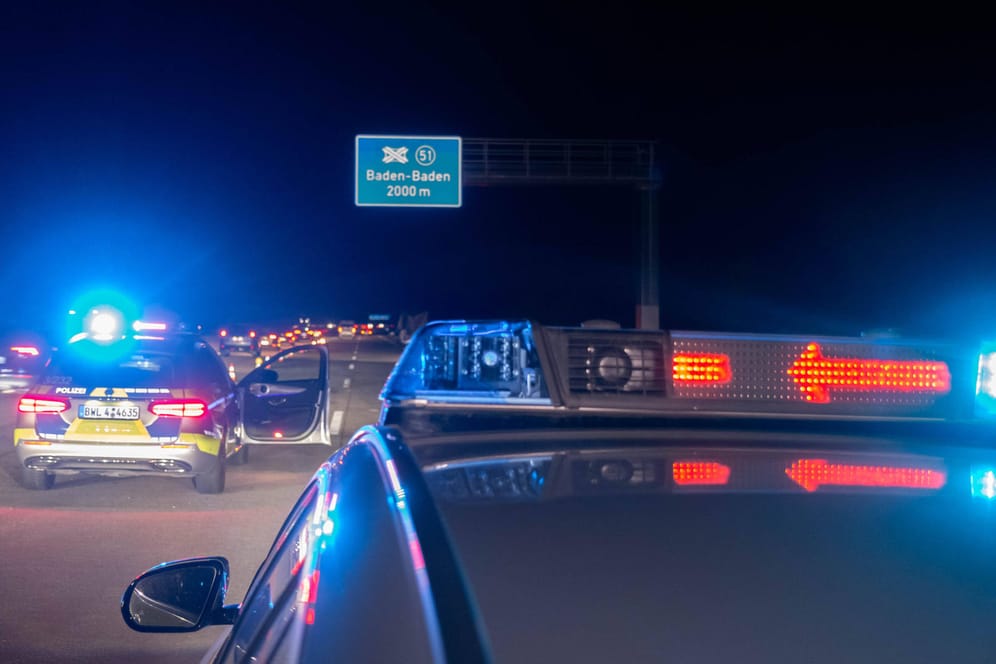 Polizeiwagen mit Blaulicht: Die Autobahn wurde vorübergehend gesperrt (Symbolbild).