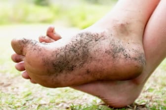 Nicht nur nackte Füße: Ein Mann klagte, weil sein Nachbar nach dem Saunieren im eigenen Garten zur Entspannung nackt spazieren ging. (Symbolbild)
