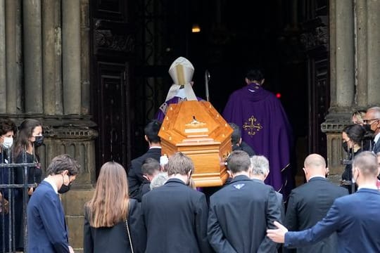 Der Sarg des Schauspielers Jean-Paul Belmondo wird in die Kirche Saint Germain des Près getragen.