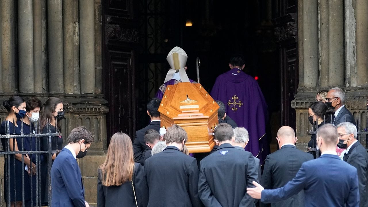Der Sarg des Schauspielers Jean-Paul Belmondo wird in die Kirche Saint Germain des Près getragen. Der Sarg des Schauspielers Jean-Paul Belmondo wird in die Kirche Saint Germain des Près getragen.