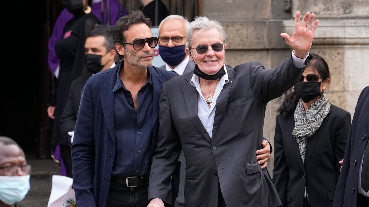 Alain Delon (r), Schauspieler aus Frankreich, und sein Sohn Anthony Delon (l) kommen in der Kirche Saint Germain des Près. Alain Delon (r), Schauspieler aus Frankreich, und sein Sohn Anthony Delon (l) kommen in der Kirche Saint Germain des Près.