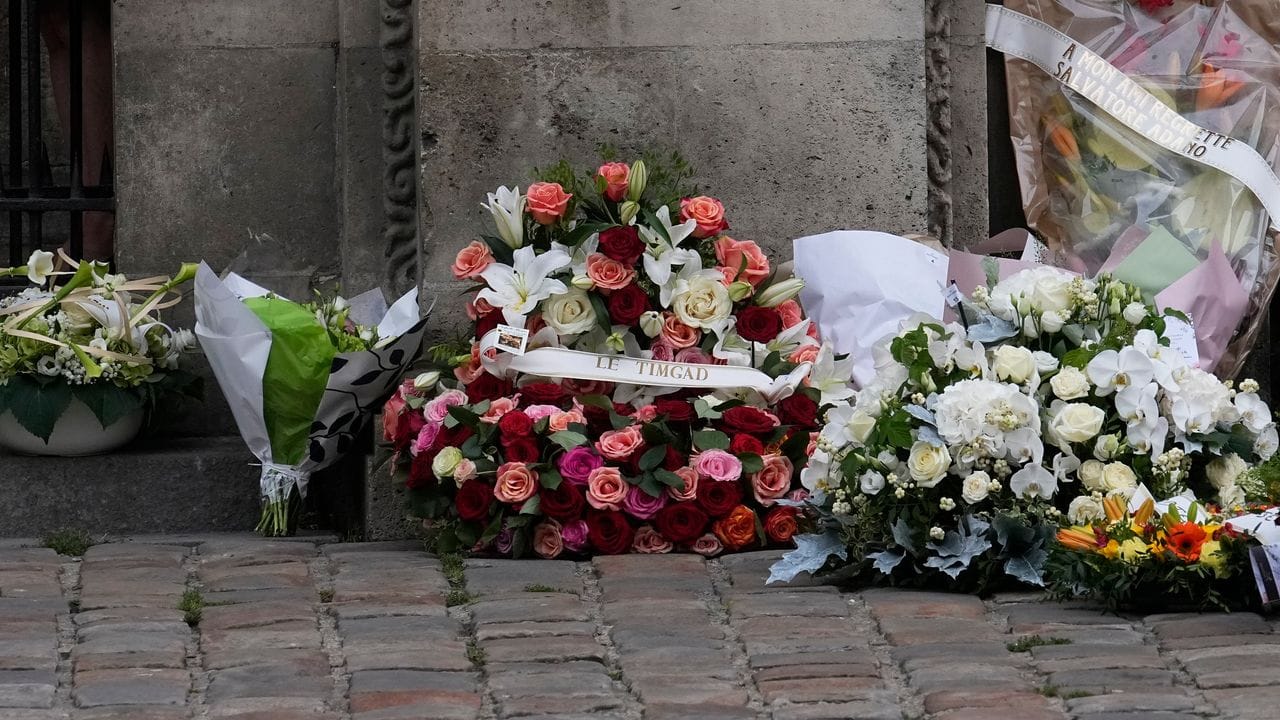 Blumen für Jean-Paul Belmondo vor der Kirche. Blumen für Jean-Paul Belmondo vor der Kirche.