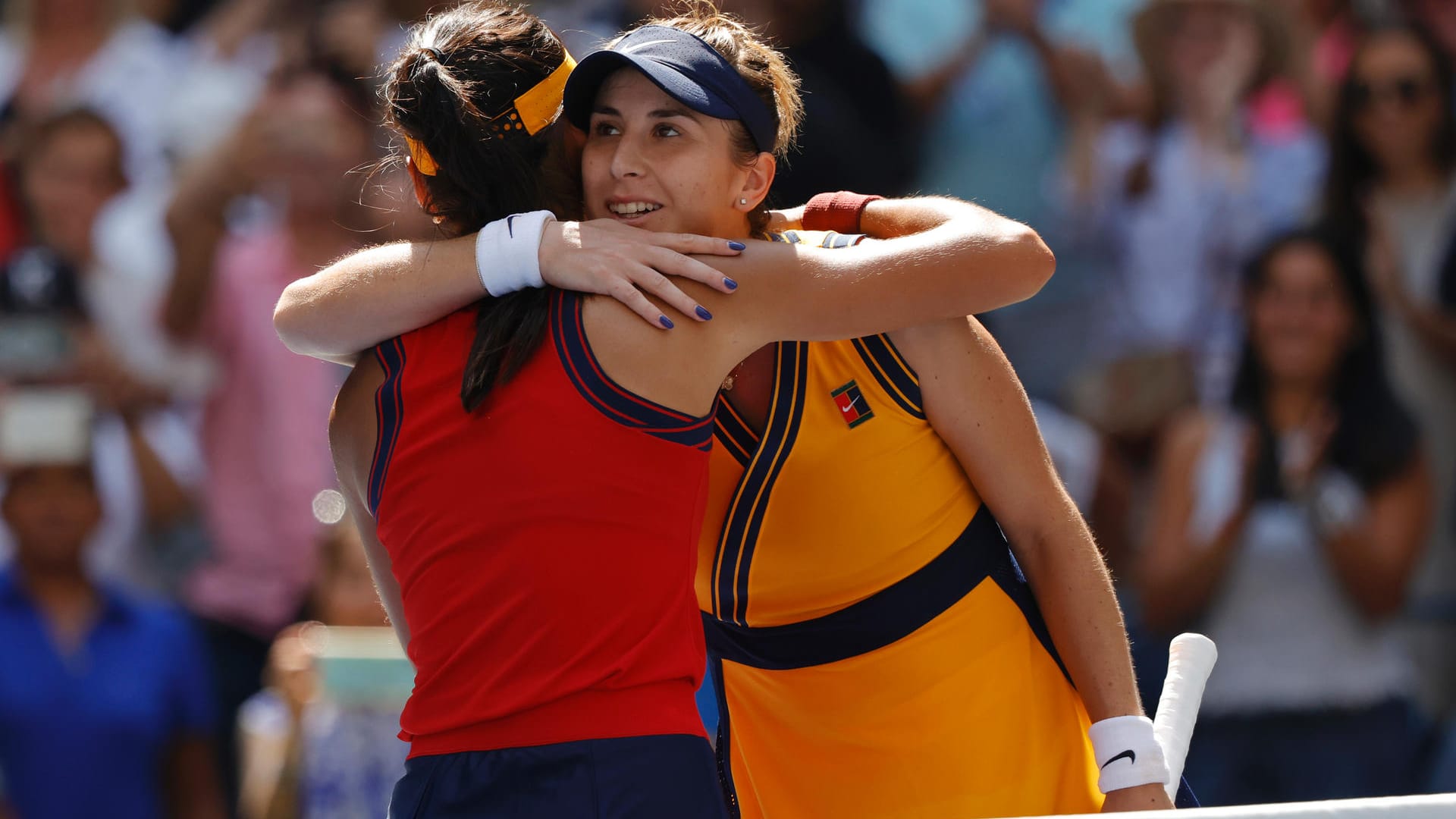 Belinda Bencic (r.) gratuliert Emma Raducanu nach ihrem überraschenden Sieg.