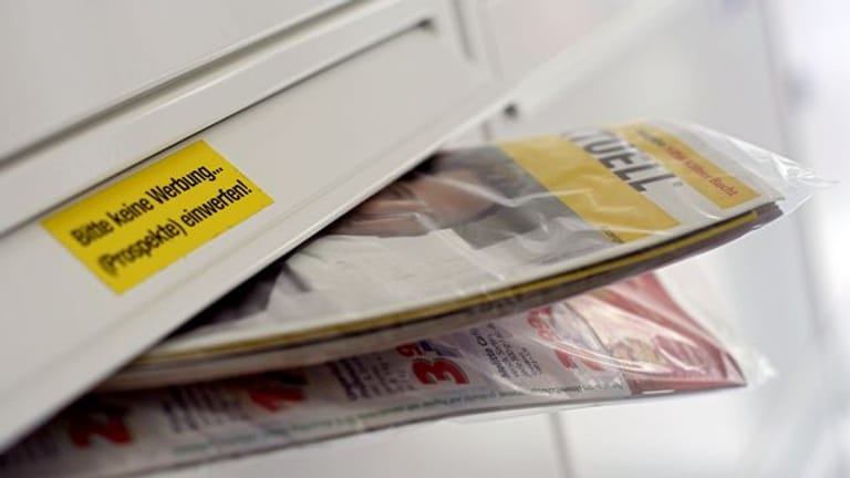 Eine Gratis-Werbezeitung steckt in einem Briefkasten.
