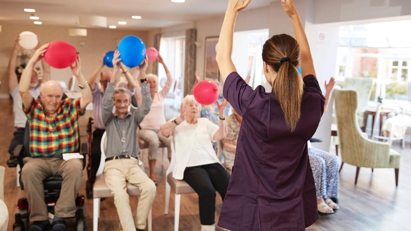 Gymnastik im Altenheim: In Pflegeheimen sind Infektionen oft besonders verheerend.