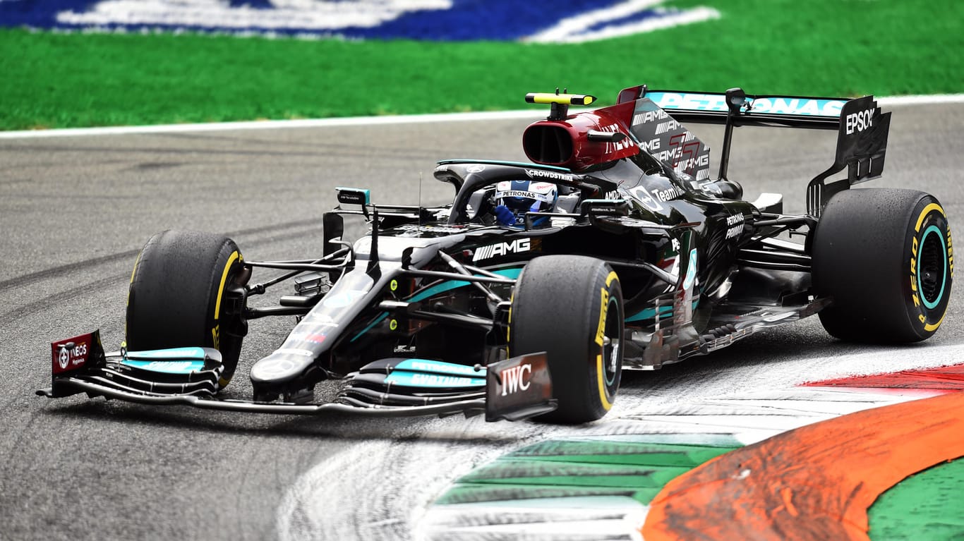 Valtteri Bottas: Der Mercedes-Pilot setzte sich am Freitagabend gegen seinen Teamkollegen Lewis Hamilton durch.