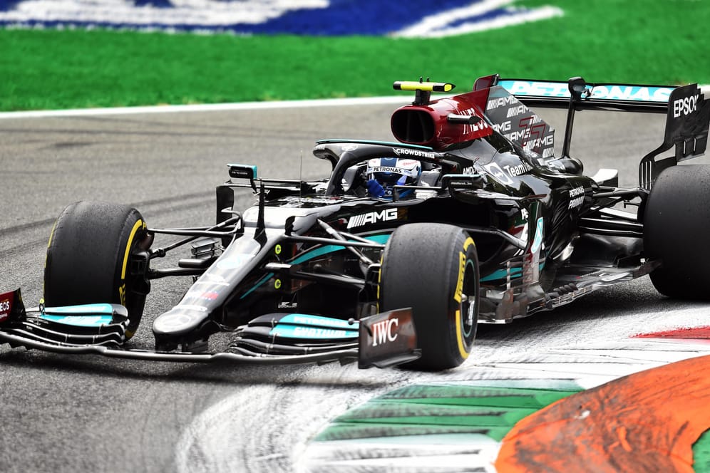 Valtteri Bottas: Der Mercedes-Pilot setzte sich am Freitagabend gegen seinen Teamkollegen Lewis Hamilton durch.