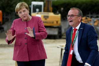 Angela Merkel und Templins Bürgermeister Detlef Tabbert: Die Bundeskanzlerin legt in der Stadt den Grundstein für eine Kita.