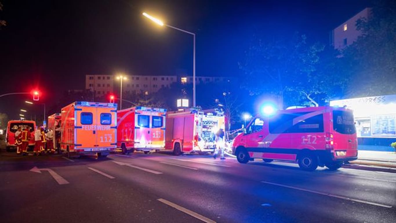 Im Ortsteil Gropiusstadt in Neukölln stehen Feuerwehr- und Polizeiwagen auf einer Kreuzung: In einer Erdgeschosswohnung kam es zu einer Verpuffung.