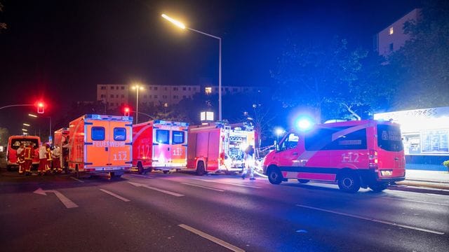 Im Ortsteil Gropiusstadt in Neukölln stehen Feuerwehr- und Polizeiwagen auf einer Kreuzung: In einer Erdgeschosswohnung kam es zu einer Verpuffung.