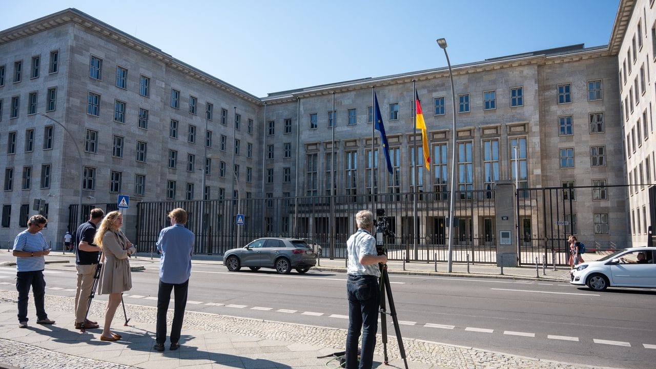 Kamerateams vor dem Bundesfinanzministerium in Berlin. Kamerateams vor dem Bundesfinanzministerium in Berlin.