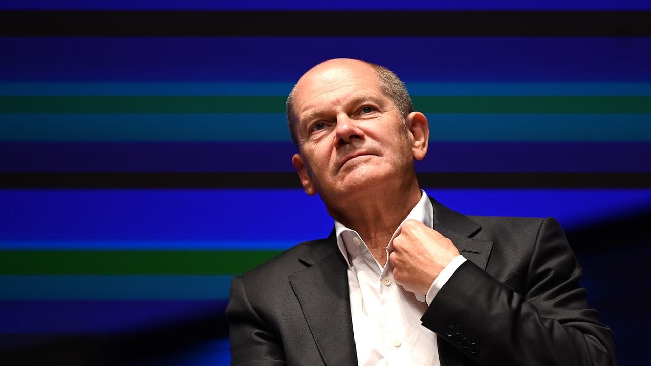 Olaf Scholz wird auch für seine Reaktion auf die Durchsuchung kritisisert. Olaf Scholz wird auch für seine Reaktion auf die Durchsuchung kritisisert.