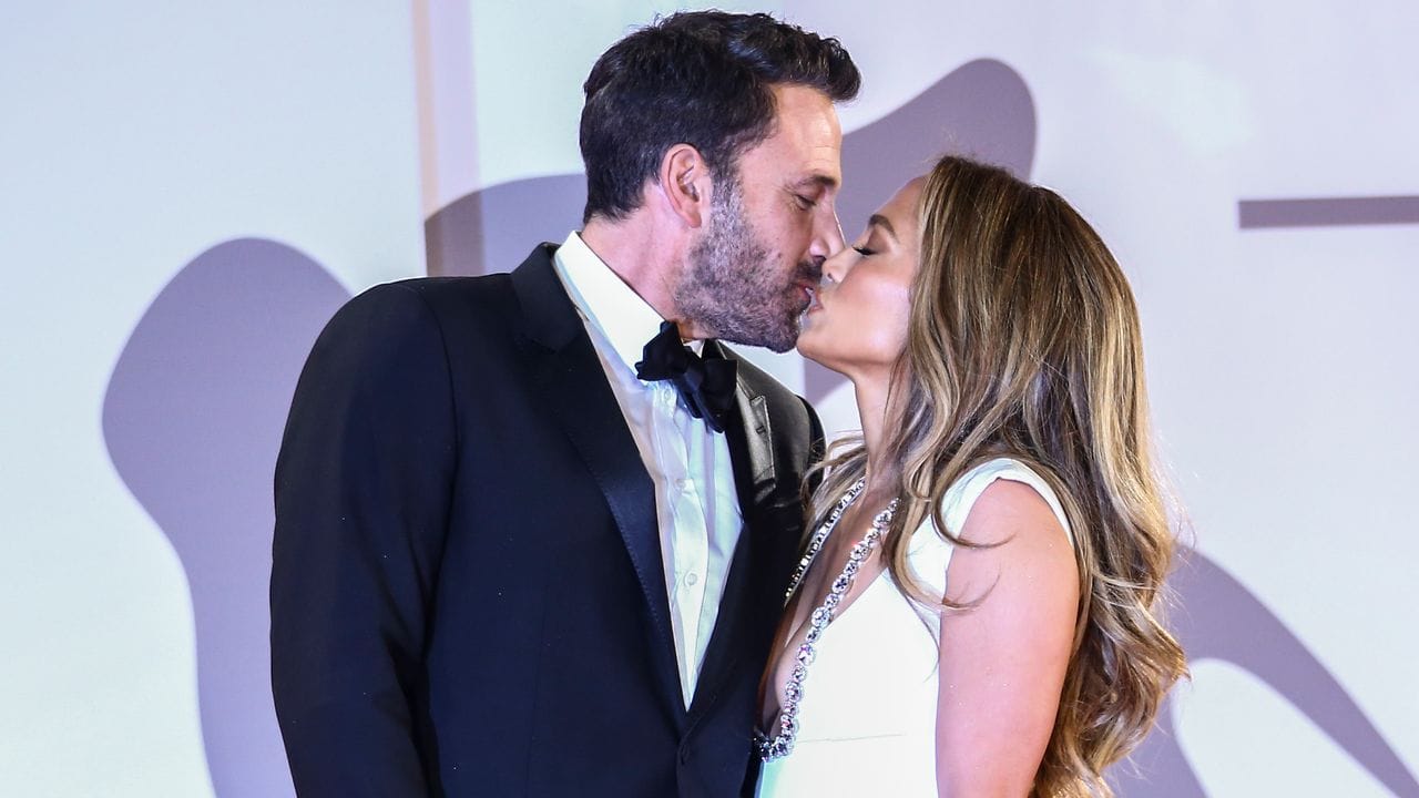 Für die Fotografen: Jennifer Lopez und Ben Affleck küssen sich bei der Ankunft zur Premiere des Films "The Last Duel" beim Filmfestival von Venedig.