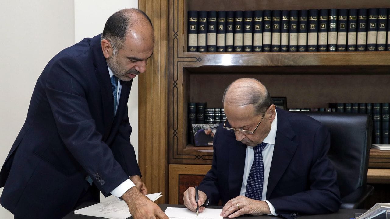 Präsident Michel Aoun unterzeichnet ein Dekret zur Bildung einer lang erwarteten Regierung mit 24 Ministern.