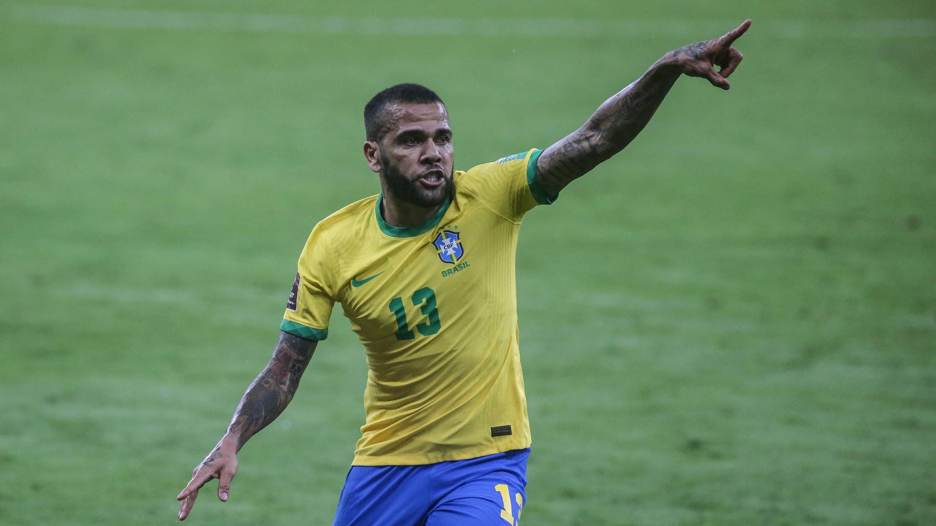 Dani Alves gestikuliert bei einem Spiel der Nationalmannschaft. Seinen Verein Sao Paulo muss er nun verlassen.