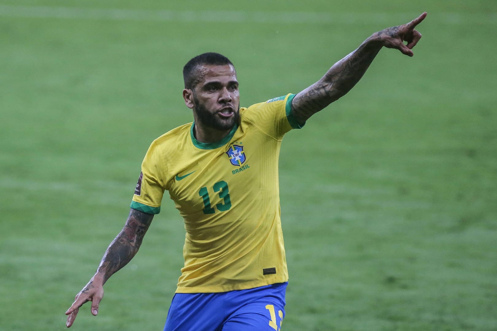 Dani Alves gestikuliert bei einem Spiel der Nationalmannschaft. Seinen Verein Sao Paulo muss er nun verlassen.