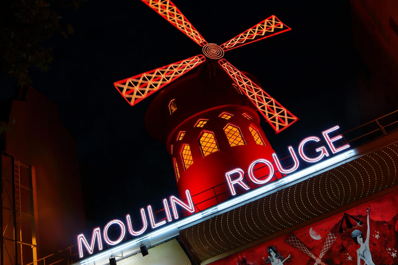 Wohl das bekannteste Symbol des Pariser Nachtlebens: das Moulin Rouge(Archivbild). Nach langer Pause öffnet es wieder.