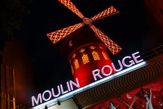 Wohl das bekannteste Symbol des Pariser Nachtlebens: das Moulin Rouge(Archivbild). Nach langer Pause öffnet es wieder.