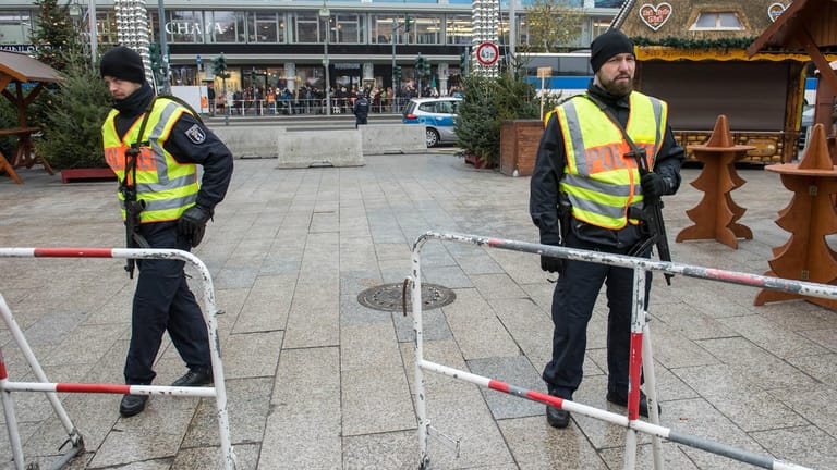 Polizisten stehen am Berliner Weihnachtsmarkt ein Jahr nach dem IS-Anschlag Wache (Archivbild). Der Verfassungsschutz sieht neuen Zulauf zu islamistischen Radikalen.