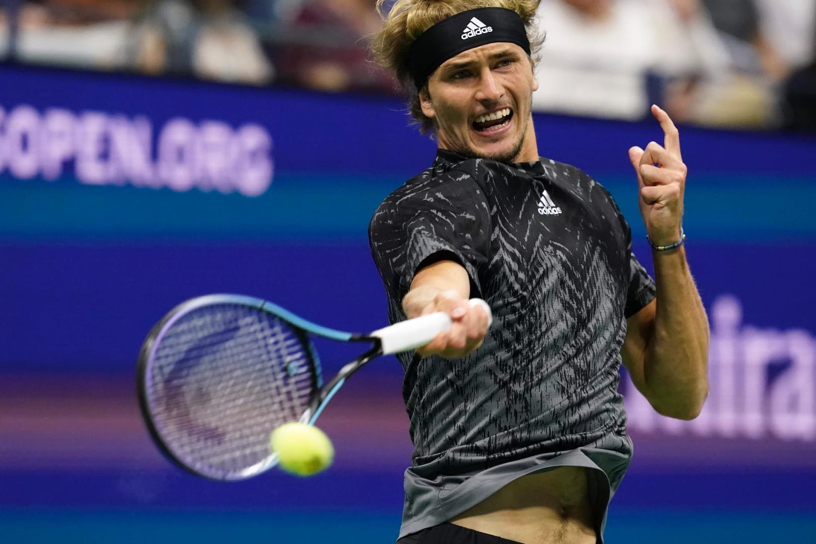 Alexander Zverev schlägt im Halbfinale der US Open den Ball zurück. Er lieferte sich ein packendes Halbfinale mit Novak Djokovic.