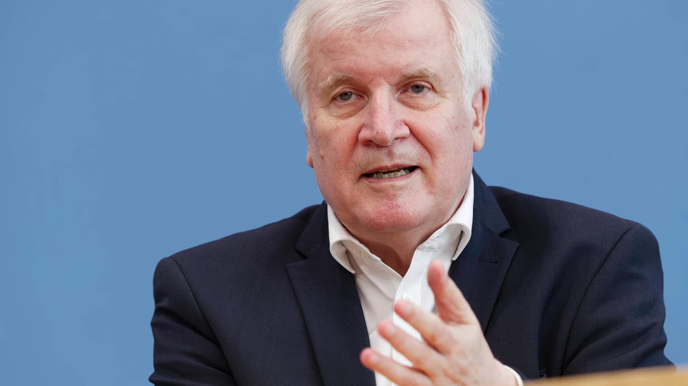 Horst Seehofer bei einer Pressekonferenz (Archivbild). Nach seinen Aussagen wurden seit 9/11 zahlreiche Attentate in Deutschland verhindert.