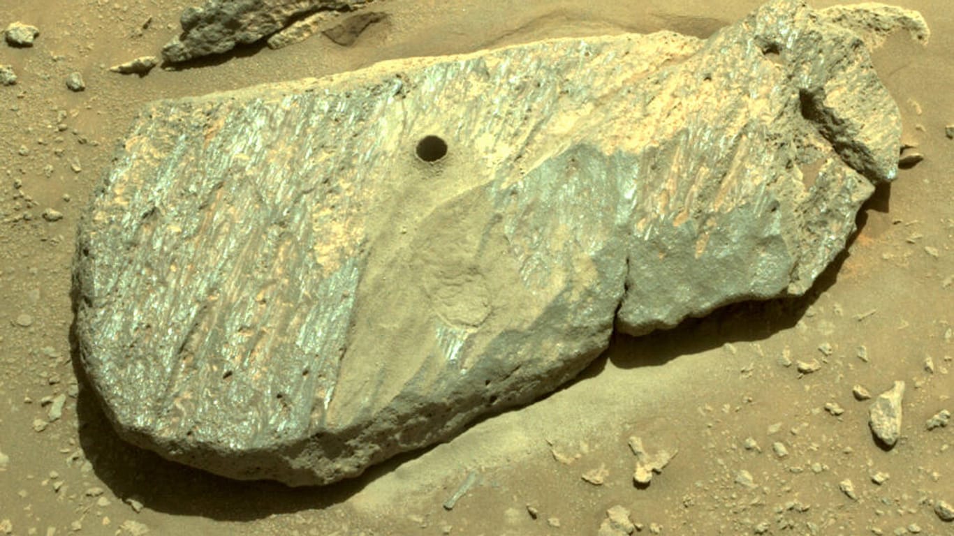 Das erste Bohrloch in Marsgestein vom Rover Perseverance. Eine zweite Bohrung brachte Hinweise auf Wasser.