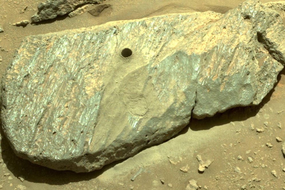 Das erste Bohrloch in Marsgestein vom Rover Perseverance. Eine zweite Bohrung brachte Hinweise auf Wasser.
