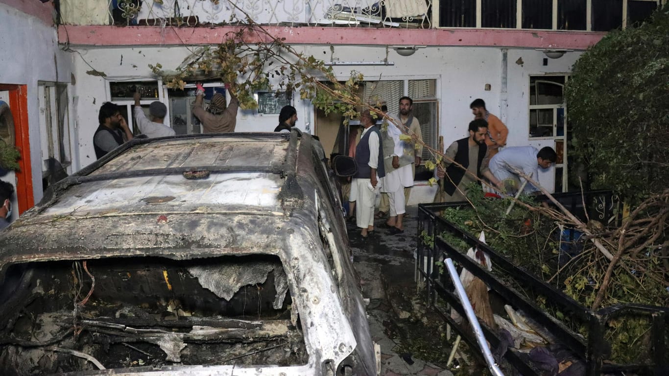 Das völlig zerstörte Auto in Kabul (Archivbild). Nach einem US-Bericht soll es nicht Sprengstoff, sondern Wasser transportiert haben.