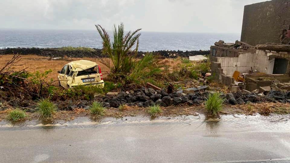 Zerstörte Straße in Pantelleria: Zwei Menschen starben dort durch einen Tornado. Zerstörte Straße in Pantelleria: Zwei Menschen starben dort durch einen Tornado.
