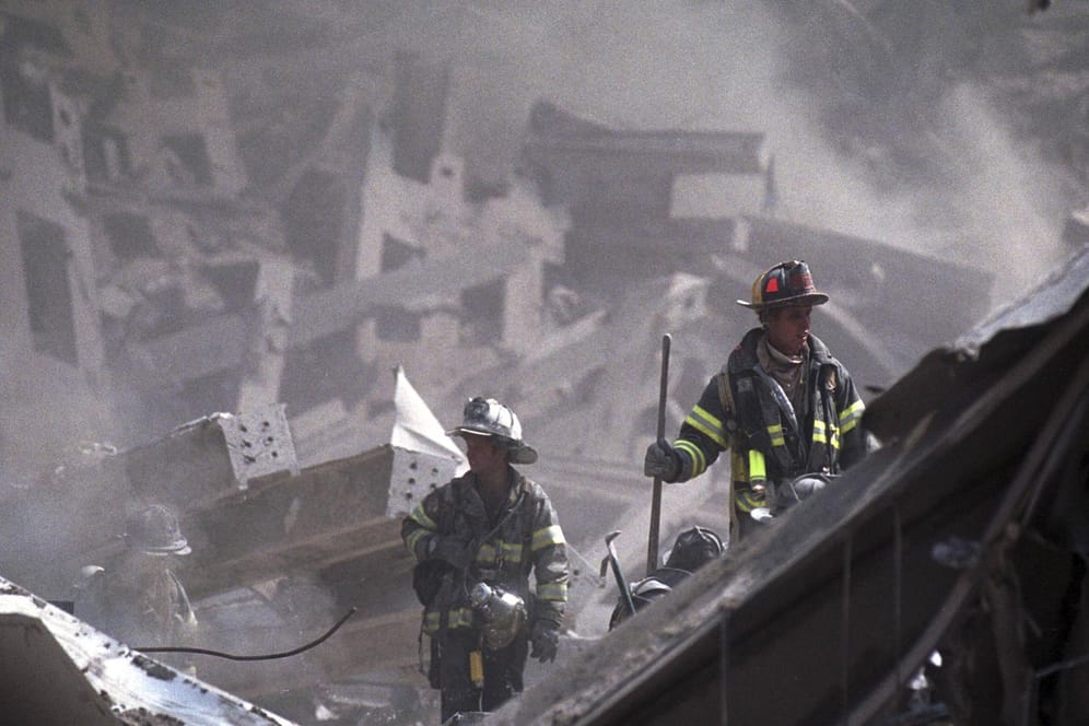 9/11: Zwei Feuerwehrleute am Ort der Terroranschläge in New York